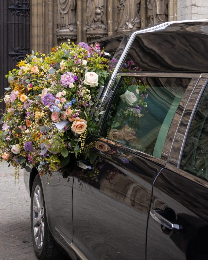 Hearse,With,Floral,Wreath.,Ritual,Funeral,Services,In,A,European